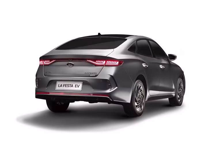 Tuy Hyundai chưa tiết lộ nhiều về yếu tố hiệu năng, mẫu xe đã được xác nhận sẽ sử dụng khối pin 56.5 kWh, cung cấp năng lượng cho một mô-tơ điện với mức công suất cực đại 201 mã lực và 310 Nm mô-men xoắn. Cũng theo thông tin từ phía hãng, Hyundai Lafesta hoàn toàn mới có thể di chuyển liên tục với quãng đường khoảng 490 km cho một lần sạc trong các cuộc thử nghiệm vừa qua.