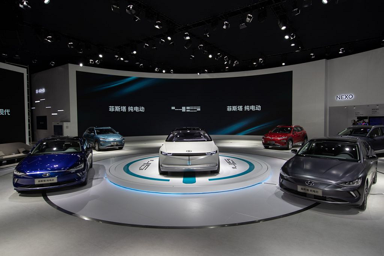 Ngoài ra, điểm nhấn đến từ logo của thương hiệu xe Hyundai với đường viền mạ crom sáng bóng cùng cụm đèn pha LED bắt mắt. Khu vực dưới cũng được nhà sản xuất trau chuốt với cụm đèn sương mù mới, các khe hút gió đặt dọc và một tấm cản rất khác biệt.