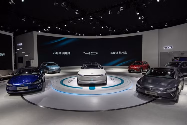 Ngoài ra, điểm nhấn đến từ logo của thương hiệu xe Hyundai với đường viền mạ crom sáng bóng cùng cụm đèn pha LED bắt mắt. Khu vực dưới cũng được nhà sản xuất trau chuốt với cụm đèn sương mù mới, các khe hút gió đặt dọc và một tấm cản rất khác biệt.