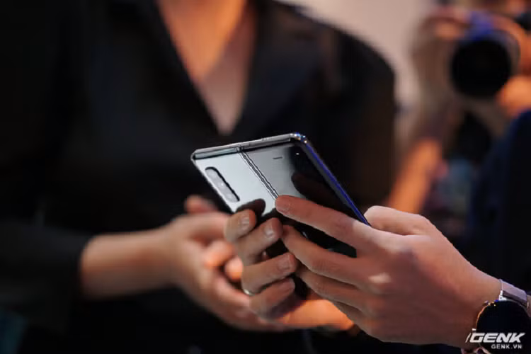 Galaxy Fold ra mắt tại Việt Nam, giá 50 triệu đồng Galaxy Fold ra mat tai Viet Nam, gia 50 trieu dong