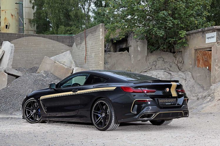 Trong khi đó, đồ họa thân xe màu vàng Gold giúp chiếc xe càng thêm nổi bật nhờ sự tương phản độc đáo với thân xe màu đen và kẹp phanh xanh dương, sự kết hợp này giúp nó được phân biệt rõ ràng với những chiếc BMW 8 Series Coupe mới thông thường khác. 