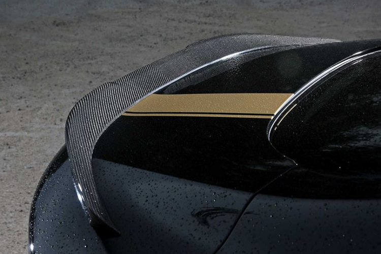 Manhart cũng đã thực hiện một vài thay đổi nhỏ cho thân xe bằng cách áp dụng nhiều điểm nhấn bằng sợi carbon ở bộ chia gió trước, bộ khuếch tán phía sau, các cánh gió tùy chỉnh và vỏ gương chiếu hậu ngoài. 