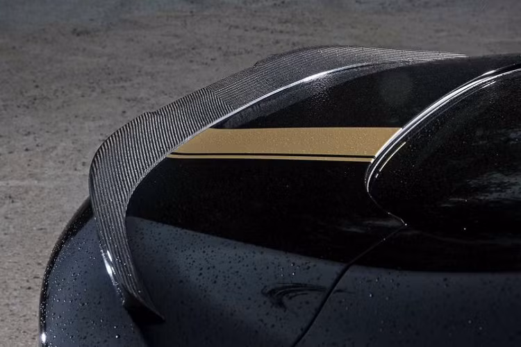 Manhart cũng đã thực hiện một vài thay đổi nhỏ cho thân xe bằng cách áp dụng nhiều điểm nhấn bằng sợi carbon ở bộ chia gió trước, bộ khuếch tán phía sau, các cánh gió tùy chỉnh và vỏ gương chiếu hậu ngoài. 