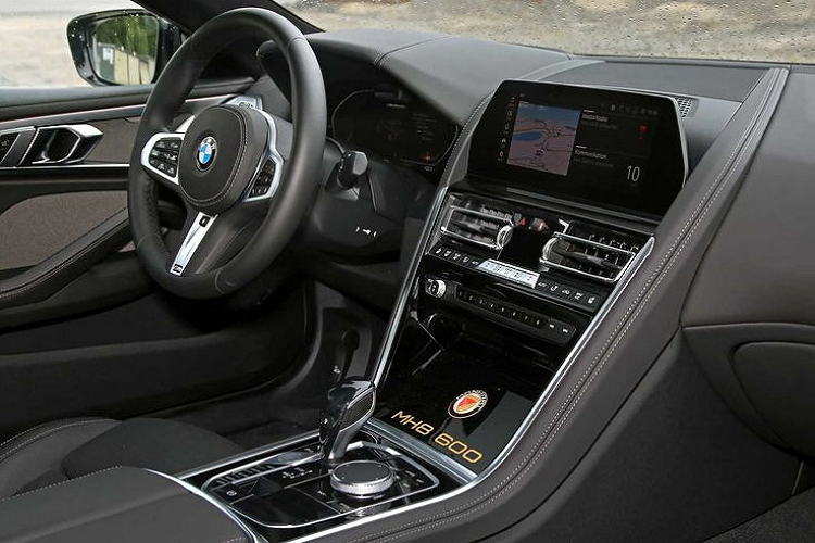 Đối với nội thất, có rất ít tinh chỉnh xảy ra ở bên trong xe ngoại trừ việc Manhart bổ sung thêm các huy hiệu của hãng cũng như tên gọi của gói nâng cấp (MH8 600) trên bảng điều khiển trung tâm - nhằm một lần nữa khẳng định đây là sản phẩm BMW M850i của Manhart. 