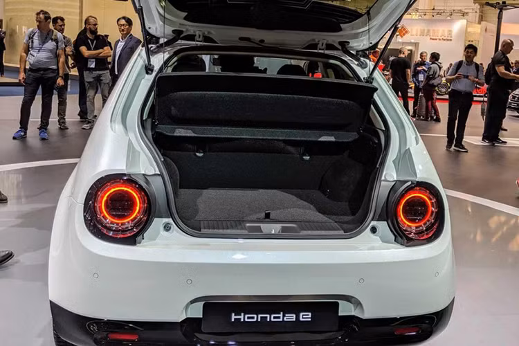 Cabin của Honda e được thiết kế hiện đại và thân thiện cho người dùng với cụm màn hình hiển thị kích thước 8.8 inch trong khi cặp màn hình giải trí có kích thước lên đến 12.3 inch. Màn hình này sẽ được tích hợp trợ lý cá nhân ảo (Personal Assistant), hệ thống điều khiển bằng giọng nói AI.