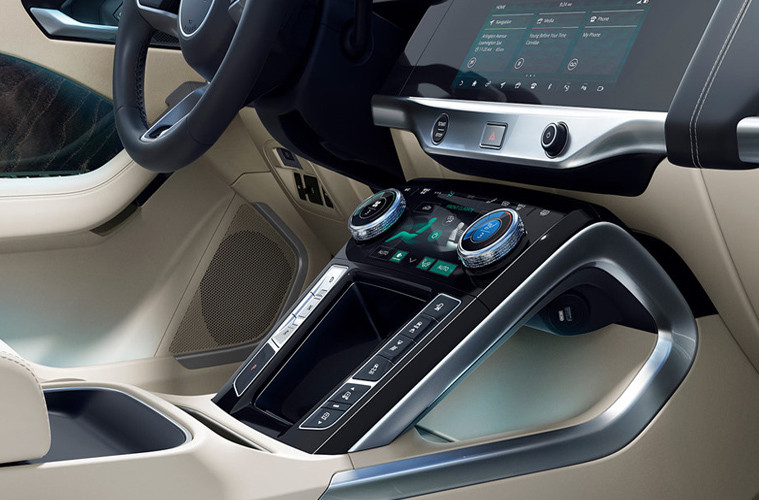 Hệ thống trí thông minh nhân tạo AI sử dụng công nghệ Smart Settings giúp thu thập thói quen lái xe của tài xế, qua đó thiết lập thông số cấu hình tối ưu nhất.