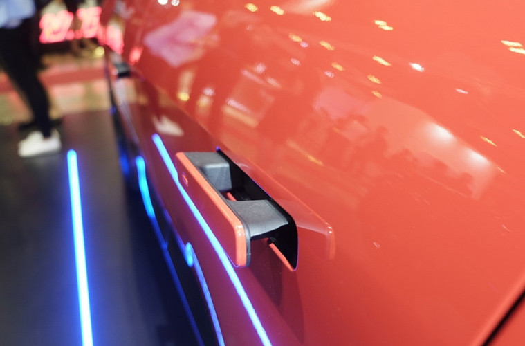 Tay nắm cửa được thiết kế chìm vào trong cửa xe, chỉ bật lên khi chủ nhân mở khóa xe.