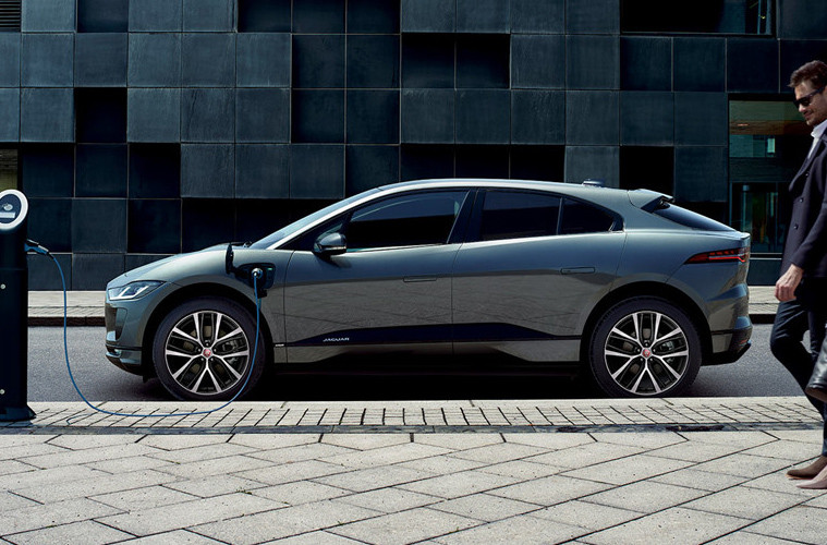 Jaguar cho biết khối pin của I-Pace có thể sạc được 80% trong vòng 40 phút với nguồn 100 kW sạc nhanh. Khối pin lithium-ion 90 kWh đặt thấp giữa 2 trục giúp xe đạt tỉ lệ phân bố trọng lượng trước sau 50:50, góp phần đem lại sự vận hành linh hoạt, ổn định cho xe.