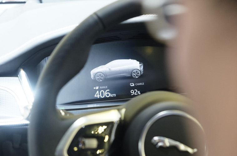 Ngoài ra, I-Pace còn được hãng xe sang Jaguar trang bị nhiều công nghệ tiên tiến như hệ thống thông tin Touch Pro Duo trực quan bằng cách sử dụng kết hợp màn hình cảm ứng chạm với điều khiển vật lý xúc giác.