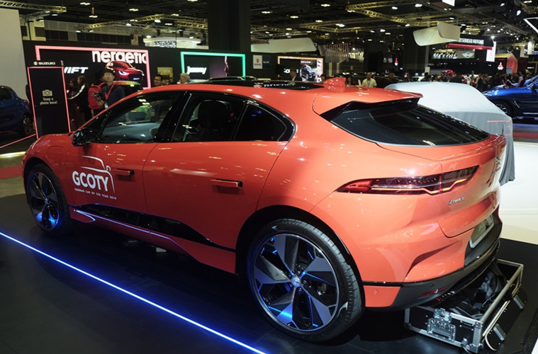 Toàn bộ thân xechủ yếu làm bằng nhôm trọng lượng nhẹ và được xếp vào phân khúc SUV cỡ trung với chiều dài 4.681 mm và chiều dài cơ sở 2.990 mm. I-Pace có kích thước tương đương với F-Pace nhưng mang lại cảm giác rộng rãi hơn.