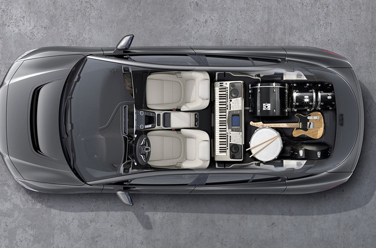 Xe gồm có 2 động cơ điện nằm độc lập trên trục trước và sau cho tổng công suất 394 mã lực và mô-men xoắn 696 Nm. Khả năng bứt tốc của I-Pace khá ấn tượng khi xe tăng tốc 0-100 km/h chỉ trong 4,5 giây.