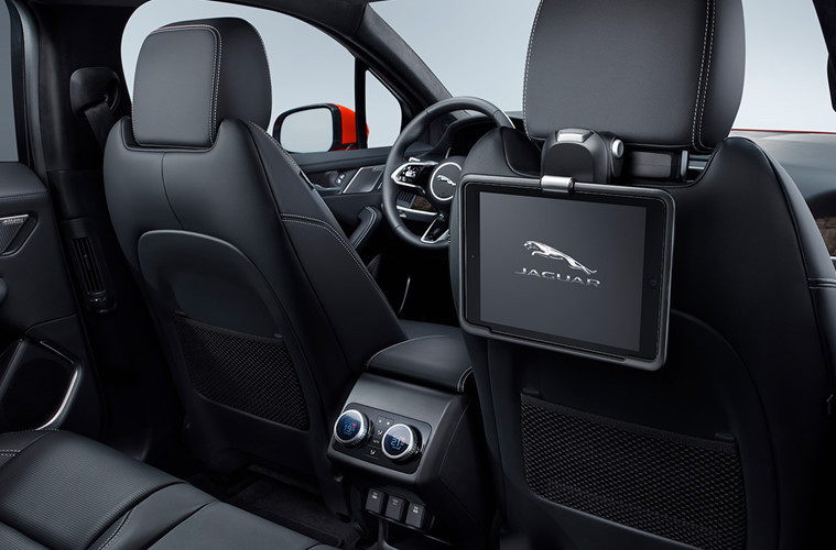 Nội thất được làm bằng vật liệu cao cấp và thiết kế tinh tế tạo nên sự sang trọng, đẳng cấp.