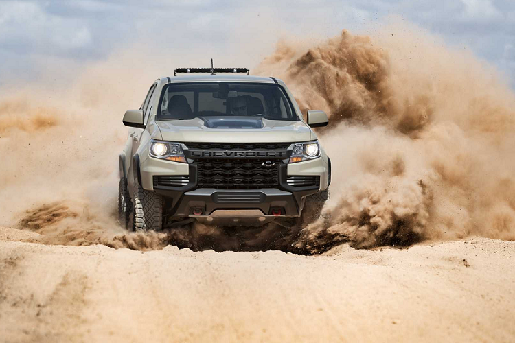 Lưới tản nhiệt với cản trước hầm hố, cụm đèn pha sắc nét và 2 móc kéo màu đỏ ở đầu xe tạo nên vẻ hung hăng cho Colorado. Thân xe có thêm ốp vòm bánh, thanh đòn trang trí thùng tải màu đen, lốp off-road.