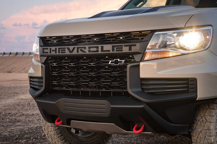 Ngoài việc nâng cấp ngoại hình, biến thể của mẫu bán tải Chevrolet Colorado ZR2 2021 mới còn được nâng cấp hệ thống treo Multimatic DSSVTM, khóa vi sai điện tử ở trước/ sau, nâng gầm thêm 2 inch, mở rộng thân thêm 3.5 inch và vô số các ốp/ cản chống đá và bảo vệ thân xe khi "cày cuốc" trên đường off-road.