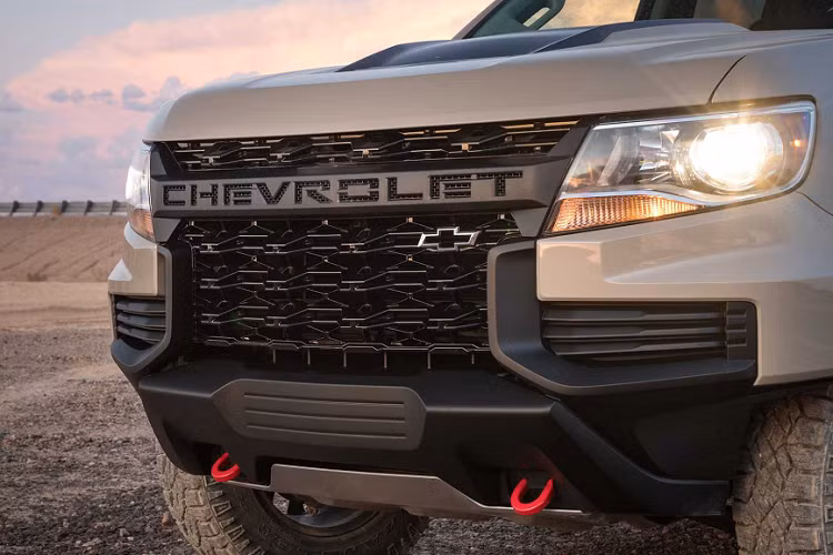 Ngoài việc nâng cấp ngoại hình, biến thể của mẫu bán tải Chevrolet Colorado ZR2 2021 mới còn được nâng cấp hệ thống treo Multimatic DSSVTM, khóa vi sai điện tử ở trước/ sau, nâng gầm thêm 2 inch, mở rộng thân thêm 3.5 inch và vô số các ốp/ cản chống đá và bảo vệ thân xe khi "cày cuốc" trên đường off-road.