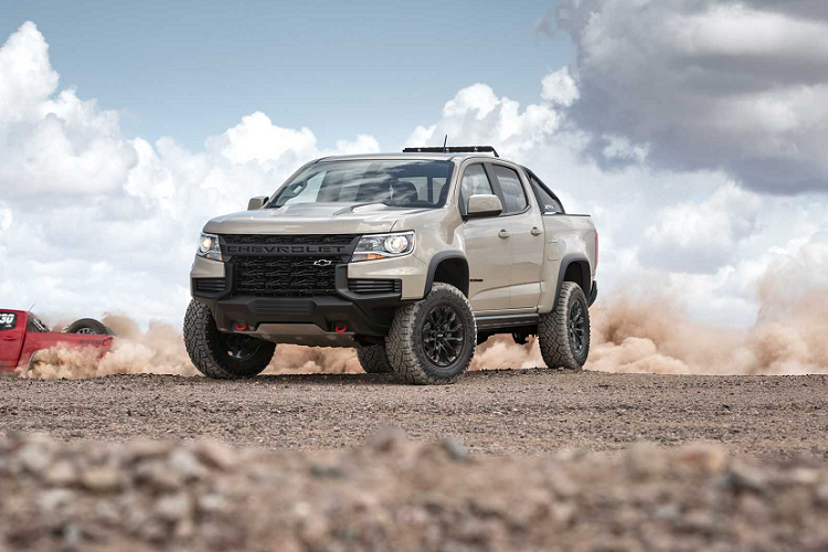Biến thể chuyên dành cho Chevrolet Colorado ff-road ZR2 sẽ có diện mạo mới. Biến thể ZR2 này sẽ là phiên bản xe Colorado duy nhất có có lưới tản nhiệt đen bóng lưới bắt chéo cùng dòng chữ Chevrolet chạy ngang mặt.
