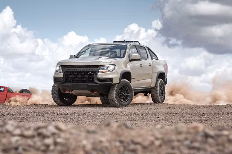 Biến thể chuyên dành cho Chevrolet Colorado ff-road ZR2 sẽ có diện mạo mới. Biến thể ZR2 này sẽ là phiên bản xe Colorado duy nhất có có lưới tản nhiệt đen bóng lưới bắt chéo cùng dòng chữ Chevrolet chạy ngang mặt.