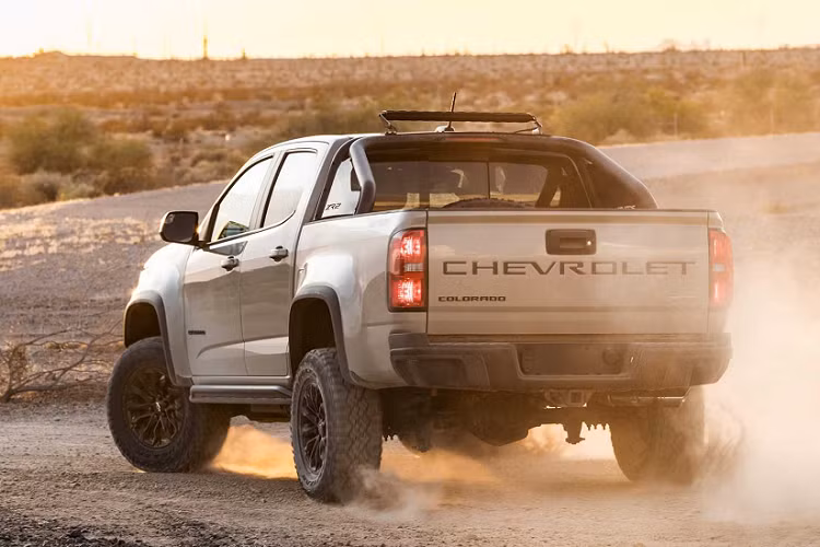 Cùng với ngoại hình mới và hàng loạt trang bị, phụ kiện, chiếc xe như lột xác hoàn toàn. So với những đối thủ cùng phân khúc như Ranger, Tacoma, chiếc Colorado trông còn nhỉnh hơn vài phần ở độ nam tính và dữ dội.