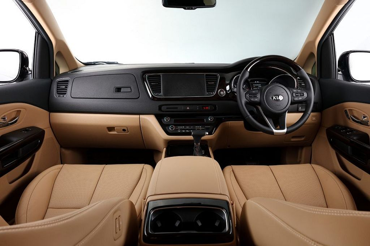 Một yếu tố quan trọng khác bên cạnh giá xe Kia Sedona nhập khẩu từ Việt Nam "mềm" hơn, chính là việc mẫu xe này sẽ được trang bị nhiều tuỳ chọn hơn so với phiên bản nhập khẩu từ Hàn Quốc.