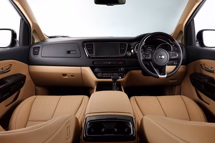 Một yếu tố quan trọng khác bên cạnh giá xe Kia Sedona nhập khẩu từ Việt Nam "mềm" hơn, chính là việc mẫu xe này sẽ được trang bị nhiều tuỳ chọn hơn so với phiên bản nhập khẩu từ Hàn Quốc.