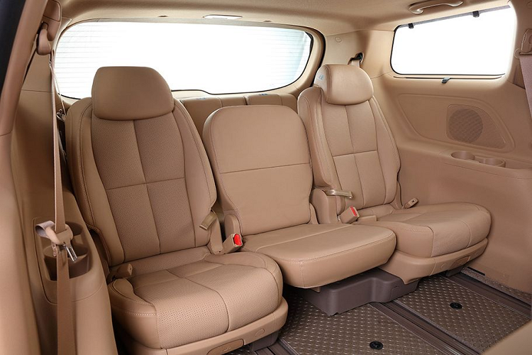 Về truyền động, phiên bản Kia Sedona Diesel 2.2 LX 8AT tại Thái Lan được trang bị động cơ dầu CRDi 4 xy-lanh 2.2L cho ra công suất tối đa 197 mã lực và 441 Nm mô-men xoắn cực đại.