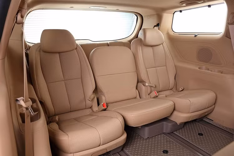 Về truyền động, phiên bản Kia Sedona Diesel 2.2 LX 8AT tại Thái Lan được trang bị động cơ dầu CRDi 4 xy-lanh 2.2L cho ra công suất tối đa 197 mã lực và 441 Nm mô-men xoắn cực đại.