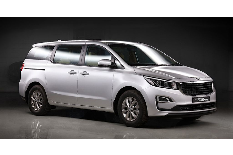 Cụ thể, phiên bản đầu tiên của đợt chuyển giao thị trường sản xuất này là phiên bản Sedona Diesel 2.2 LX 8AT với giá bán 1.397.000 baht (khoảng 1,07 tỷ đồng). Khi so sánh với giá bán của cùng phiên bản nhập từ thị trường Hàn Quốc, mức chênh lệch giữa phiên bản nhập từ Việt Nam và Hàn Quốc lên tới 225.000 baht (khoảng 170 triệu đồng). Sedona nhập Hàn Quốc có giá bán 1,622,000 baht (khoảng 1,244 tỷ đồng).