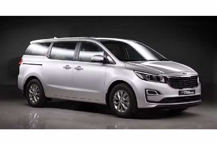 Cụ thể, phiên bản đầu tiên của đợt chuyển giao thị trường sản xuất này là phiên bản Sedona Diesel 2.2 LX 8AT với giá bán 1.397.000 baht (khoảng 1,07 tỷ đồng). Khi so sánh với giá bán của cùng phiên bản nhập từ thị trường Hàn Quốc, mức chênh lệch giữa phiên bản nhập từ Việt Nam và Hàn Quốc lên tới 225.000 baht (khoảng 170 triệu đồng). Sedona nhập Hàn Quốc có giá bán 1,622,000 baht (khoảng 1,244 tỷ đồng).