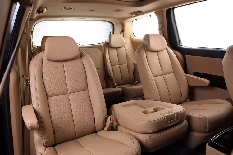 Các trang bị này có thể kể tới như: Hệ thống cân bằng điện tử ESC, hệ thống chống lật TCS, hệ thống hỗ trợ khởi hành ngang dốc HAC, hệ thống chống bó cứng phanh ABS, hệ thống giải trí kết nối điện thoại thông minh qua Apple CarPlay và Android Auto, bộ mâm 18 inch.