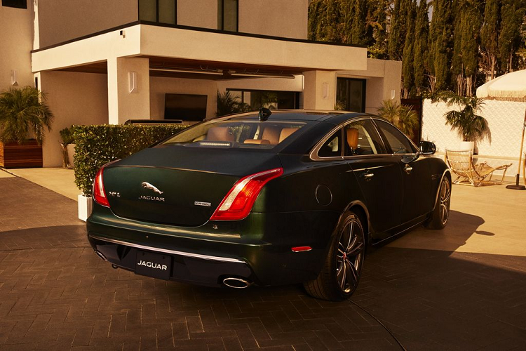 So với phiên bản tiêu chuẩn, mẫu xe sang Jaguar XJ Collection Special Edition 2019 sẽ không đón nhận sự khác biệt nào về thiết kế tổng thể. Sự thay đổi giữa phiên bản đặc biệt này là các phiên bản khác chỉ tới từ một số trang bị tiện nghi bên trong xe, ví như logo phiên bản trong khoang nội thất khắc trên nền veneer sồi bóng.