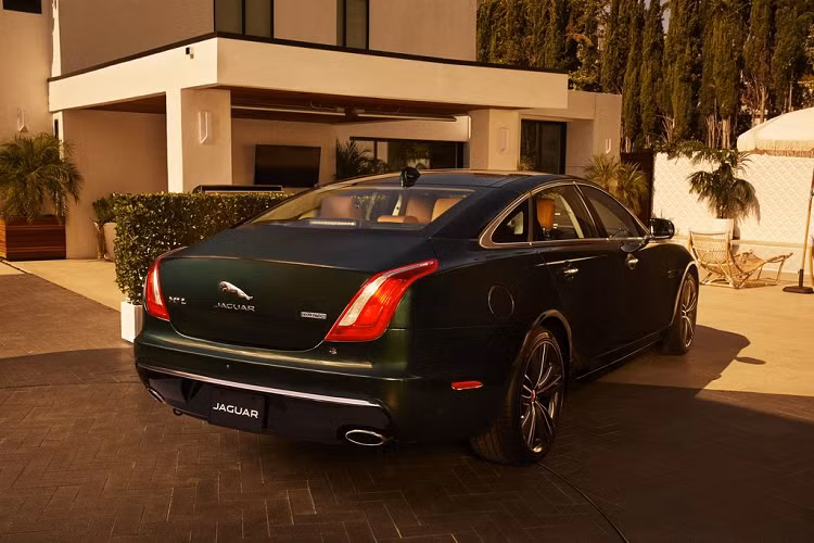So với phiên bản tiêu chuẩn, mẫu xe sang Jaguar XJ Collection Special Edition 2019 sẽ không đón nhận sự khác biệt nào về thiết kế tổng thể. Sự thay đổi giữa phiên bản đặc biệt này là các phiên bản khác chỉ tới từ một số trang bị tiện nghi bên trong xe, ví như logo phiên bản trong khoang nội thất khắc trên nền veneer sồi bóng.