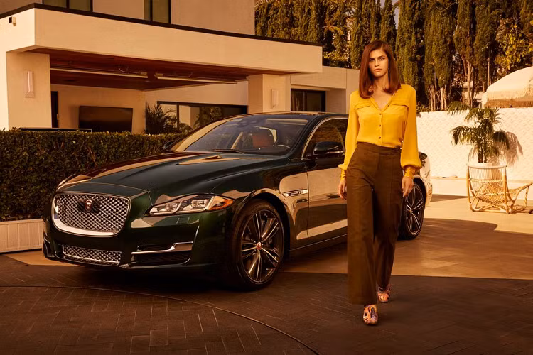 Theo đó, để thay lời tri ân cũng như chào tạm biệt tới tất cả các khách hàng đã và đang yêu mến dòng xe XJ, hãng xe sang Anh Quốc - Jaguar đã quyết định cho ra mắt phiên bản đặc biệt của dòng xe "Flagship" này với tên gọi Jaguar XJ Collection Special Edition 2019.