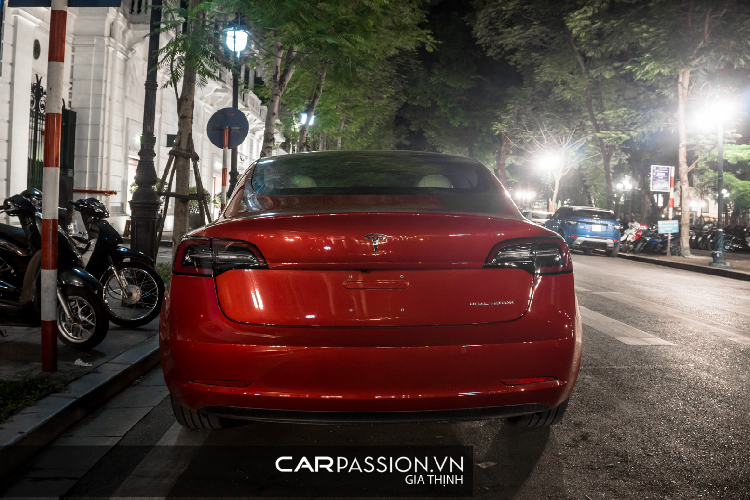 Về tổng thế, Tesla Model 3 sở hữu thiết kế khá đơn giản, cản trước trang bị một hốc gió nhỏ ở vị trí trung tâm, hai bên hông xuất hiện hai khe gió ở khu vực đèn báo rẽ.