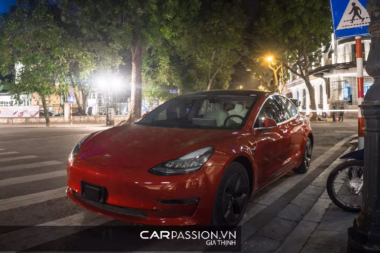 Cụ thể, đã có 145.864 xe Model 3 được giao đến tay người tiêu dùng, chiếm đến hơn một nửa tổng doanh số bán ra của Tesla. Với giá bán ở mức 35.000 USD, thấp hơn nhiều so với các dòng xe điện cao cấp khác, phân khúc mà Model 3 nhắm đến được đánh giá là vô cùng tiềm năng, không quá khó hiểu khi Model 3 trở thành mẫu xe “át chủ bài” của Tesla tính từ thời điểm ra mắt.