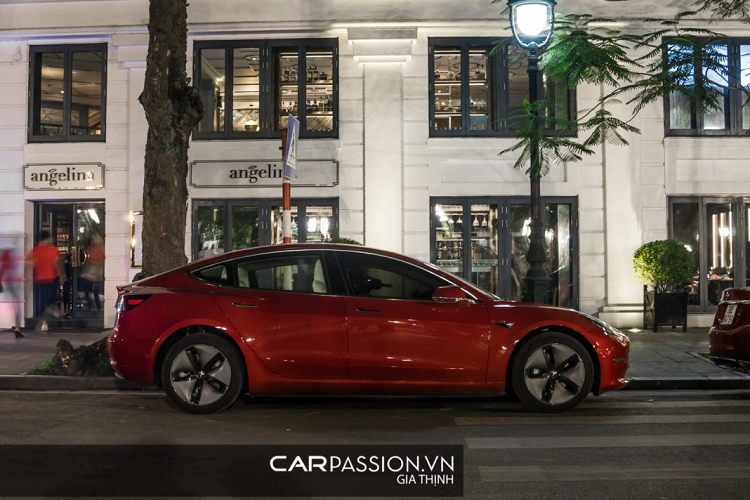 Những đường nét thiết kế trên chiếc Model 3 là sự kết hợp giữa Model S và Model X với sự tối giản theo hướng hiện đại, sự mềm mại của thân xe càng giúp tôn lên vẻ đẹp cá tính so với những mẫu xe hiện hành. Cặp đèn pha phía trước với thiết kế hình giọt nước được tích hợp công nghệ LED. Đèn hậu LED mang thiết kế tương tự đàn anh Model S.