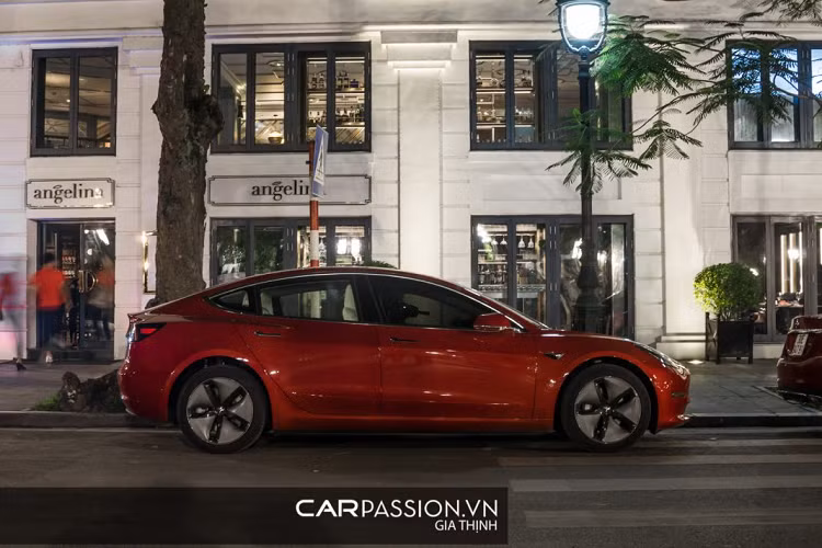 Những đường nét thiết kế trên chiếc Model 3 là sự kết hợp giữa Model S và Model X với sự tối giản theo hướng hiện đại, sự mềm mại của thân xe càng giúp tôn lên vẻ đẹp cá tính so với những mẫu xe hiện hành. Cặp đèn pha phía trước với thiết kế hình giọt nước được tích hợp công nghệ LED. Đèn hậu LED mang thiết kế tương tự đàn anh Model S.