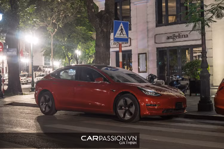 Bộ mâm màu xám gun metal aero đi kèm với hai tùy chọn 18 và 19 inches, những bộ mâm có thiết kế độc đáo này giúp cho khả năng vận hành của Model 3 tăng tính khí động học cũng phần nào cải thiện khả năng vận hành cho xe. Những nắp chụp trên mâm cũng có thể tháo ra dễ dàng để trả lại vẻ ngoài nguyên bản của bộ mâm 5 chấu.