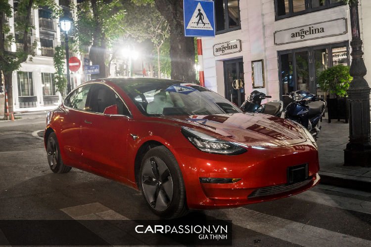 Tesla Model 3 mới chính là phiên bản xe điện có giá bán rẻ nhất của hãng xe Mỹ, xếp sau hai “đàn anh” là Model S và Model X, với giá bán phải chăng, không quá khó hiểu khi Model 3 chính là nhân tố đặc biệt quan trọng giúp cho doanh số xe của Tesla ngày một tăng trưởng qua từng năm.