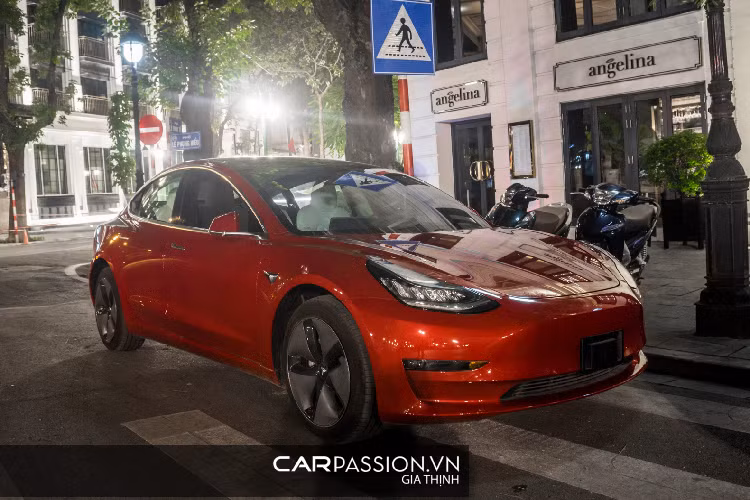 Tesla Model 3 mới chính là phiên bản xe điện có giá bán rẻ nhất của hãng xe Mỹ, xếp sau hai “đàn anh” là Model S và Model X, với giá bán phải chăng, không quá khó hiểu khi Model 3 chính là nhân tố đặc biệt quan trọng giúp cho doanh số xe của Tesla ngày một tăng trưởng qua từng năm.