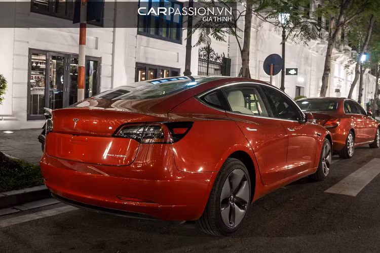 Tesla Model 3 được trang bị khoang nội thất đơn giản với cabin đã được lược bỏ đi gần như toàn bộ các nút bấm, thay vào đó là một màn hình cỡ lớn ở vị trí trung tâm với khả năng điều khiển phần lớn các chức năng. Cần số được tích hợp thành dạng cần gạt phía trước vô-lăng.