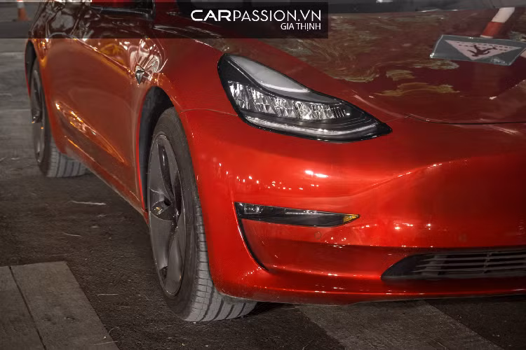 Đuôi xe có thiết kế đầy đặn như “đàn anh” Model S, một điểm thú vị về Model 3 là mẫu xe điện này có đến hai khoang hành lí bao gồm phía dưới nắp ca-pô và khoang sau giúp cho thể tích chứa đồ trên xe có thể đạt mức 425 lít.