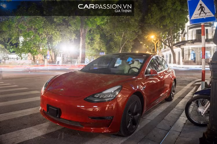 Mới đây nhất, chiếc xe điện Tesla Model 3 sở hữu ngoại thất đỏ rực này đã bị bắt gặp khi đang đậu tại một khách sạn nổi tiếng ở Hà Nội. Hiện nay tại Việt nam có không quá 5 chiếc Tesla Model 3 được đưa về nước và chiếc Model 3 xuất hiện trong bài viết là chiếc màu đỏ duy nhất.