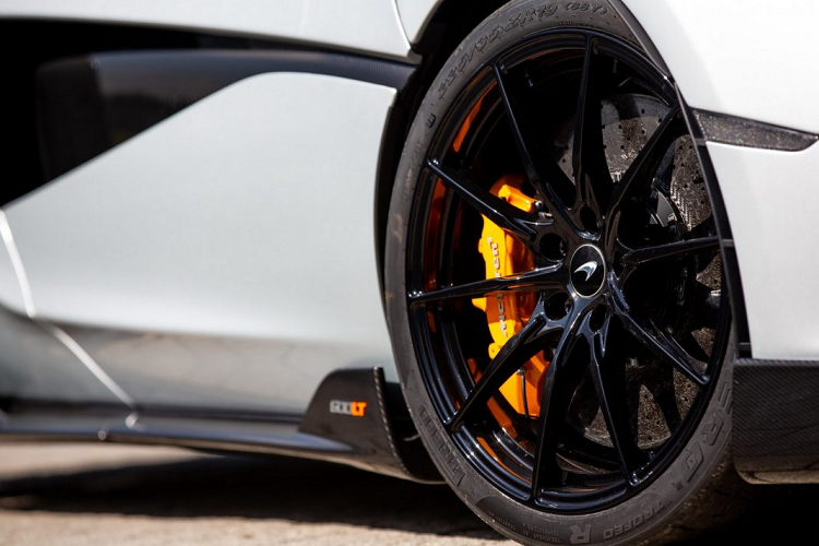 Sức mạnh này được truyền đến bánh sau thông qua hộp số tự động ly hợp kép 7 cấp, nhờ đó xe có khả năng tăng tốc lên 100 km/h từ vị trí đứng yên chỉ trong 2,9 giây và đạt đốc độ tối đa 324 km/h.