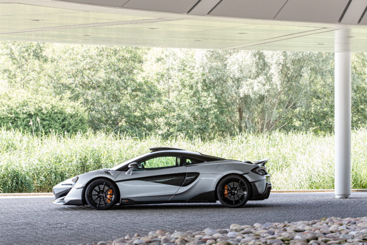 Chiếc Mclaren 600LT cuối cùng này được đặt hàng bởi đại lý Mclaren tại London. Nó không chỉ có ý nghĩa là mẫu xe đánh dấu sự kết thúc của 600LT trên dây chuyền sản xuất, mà nó còn là một phần trong chuỗi sự kiện kỷ niệm chiếc xe thứ 1.000 được đại lý Mclaren London bán được.