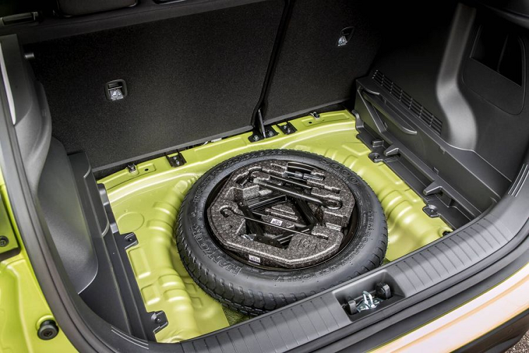 Ngoài ra, Hyundai Kona Play 2019 mới cũng sở hữu nhiều công nghệ an toàn tiêu chuẩn đáng chú ý như hỗ trợ duy trì làn, cảnh báo tài xế, hỗ trợ leo dốc cùng kiểm soát phanh khi xuống dốc. Chiếc crossover cỡ nhỏ còn có một bánh xe dự phòng (rất ít đối thủ cùng phân khúc có bánh xe dự phòng).