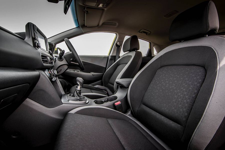 Sức mạnh được gửi đến các bánh xe thông qua hộp số sàn 6 cấp và dẫn động cầu trước