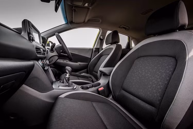 Sức mạnh được gửi đến các bánh xe thông qua hộp số sàn 6 cấp và dẫn động cầu trước