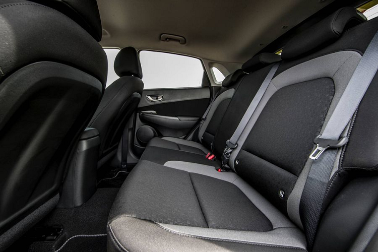 Kona Play được cung cấp bởi một hệ truyền động duy nhất.