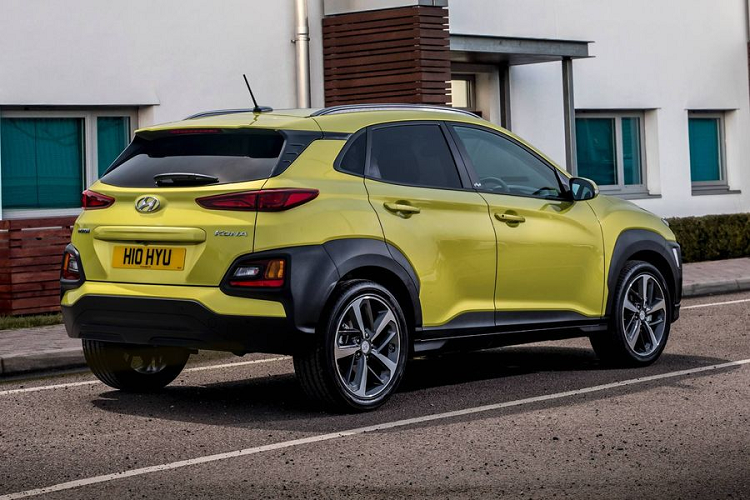 Khách hàng mua Hyundai Kona Play sẽ có 7 lựa chọn màu sắc ngoại thất gồm vàng Acid Yellow, xanh dương Blue Lagoon, trắng Chalk White, bạc Lake Silver, đen Phantom Black, đỏ Pulse Red, và cam Tangerine Comet.