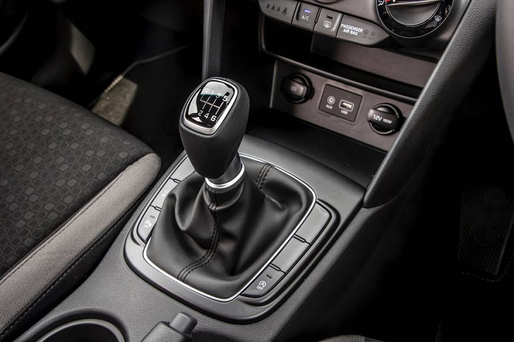 Đó là cỗ máy T-GDi 1.0 lít 3 xi-lanh sản sinh công suất 118 mã lực tại tua máy 6.000 vòng/phút và mô-men xoắn cực đại 172Nm tại 1.500 - 4.000 vòng/phút.